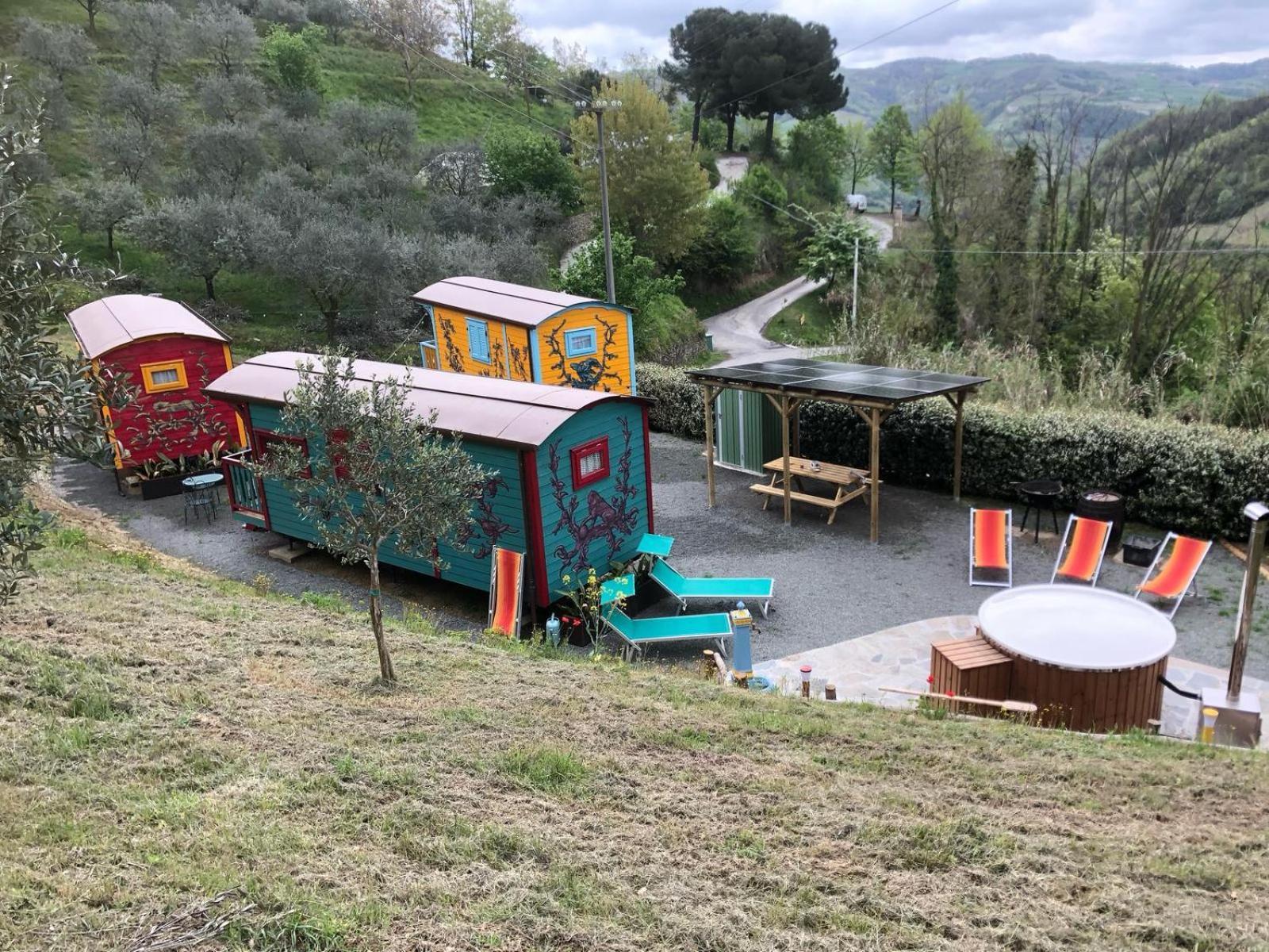 Agriturismo La Rovere - I Carrozzoni Gitani Cossano Belbo Екстер'єр фото