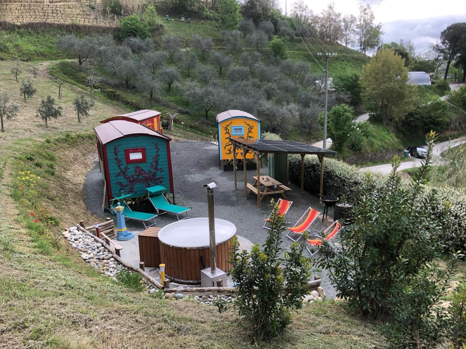 Agriturismo La Rovere - I Carrozzoni Gitani Cossano Belbo Екстер'єр фото