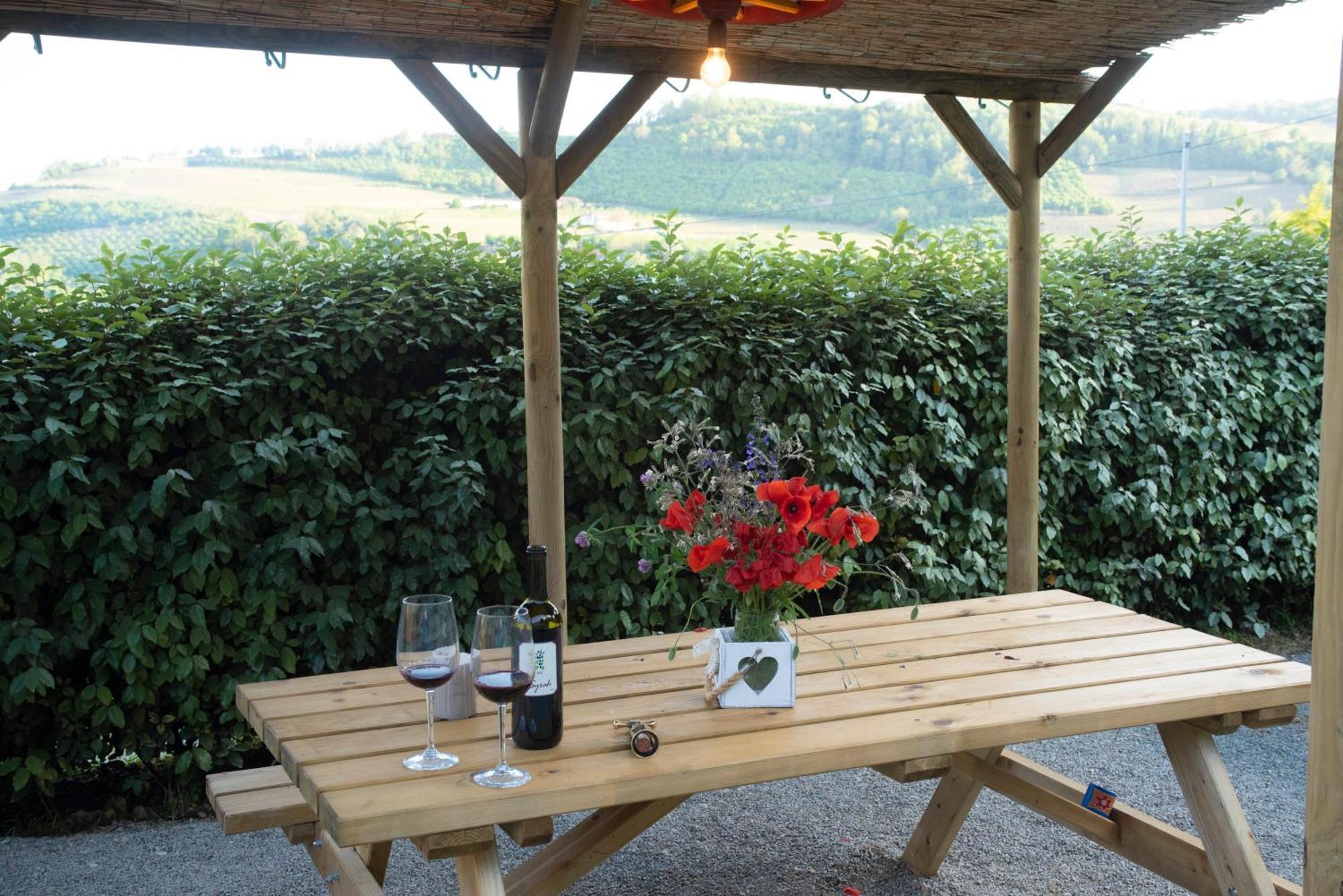 Agriturismo La Rovere - I Carrozzoni Gitani Cossano Belbo Екстер'єр фото