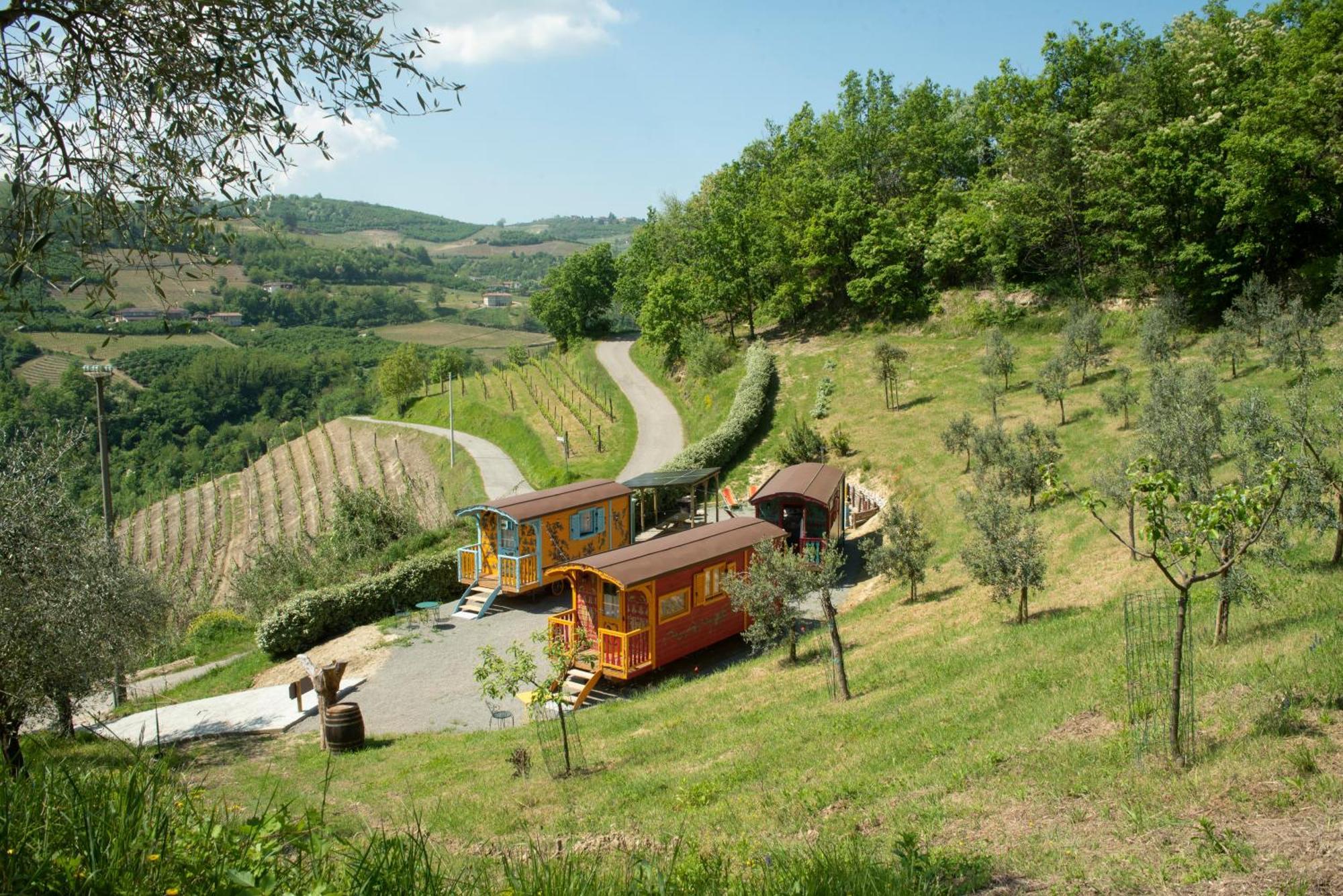 Agriturismo La Rovere - I Carrozzoni Gitani Cossano Belbo Екстер'єр фото